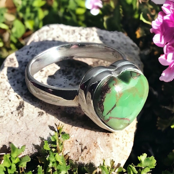 Green Turquoise Ring. Solid 925 Silver with Natural Green Turquoise Heart shape. - Picture 8 of 16